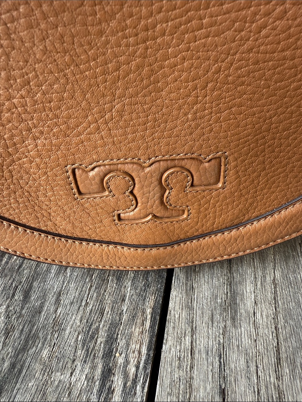 Tory Burch Serif T Leather Cognac Pebble Leather Crossbody Saddle Bag - Picture 14 of 14